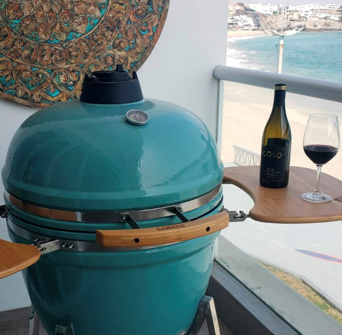 Kamado con vino y playa