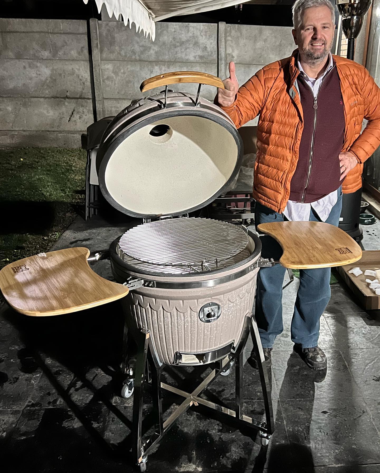 Felipe recibe su kamado Devilgrills