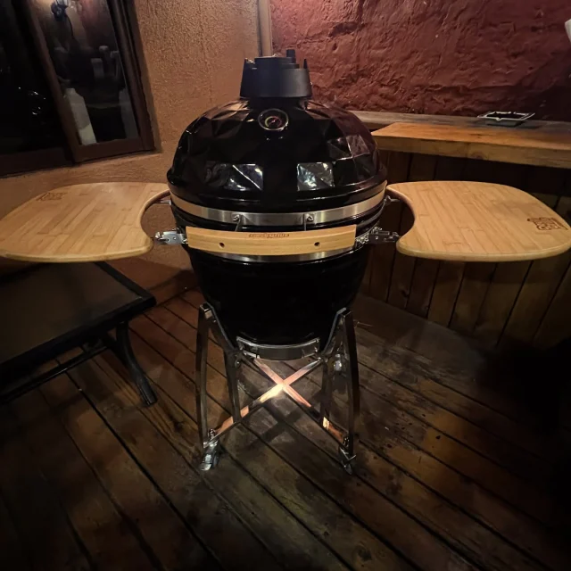 Gonzalo probablemente tiene el mejor amigo del mundo: nos escribió, coordinó una visita e impulsó que se decidiera por un kamado de Devil Grills.

Como un hombre de decisiones rápidas, vio el kamado y él mismo día se lo estábamos entregando y dejando listo para funcionar. 

La flamante black Mamba de 22” ya está preparada para que este cocinero se luzca con increíbles preparaciones.

Bienvenido a la familia Gonzalo! Y no te olvides!  Be a Devil 🔥🔥